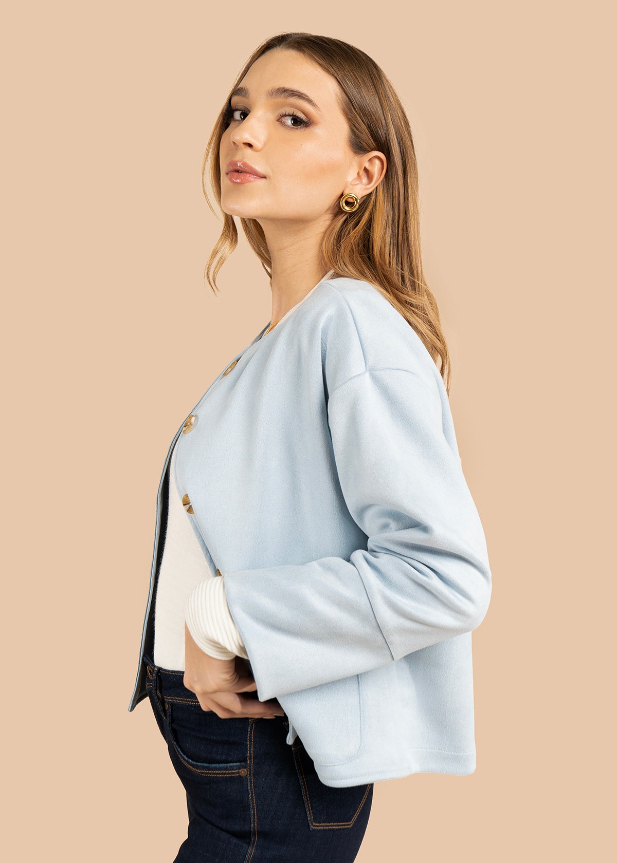 Chaqueta color azul con botones efecto carey 105835