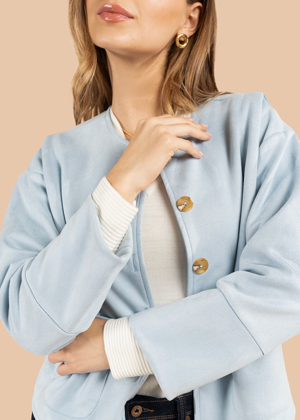 Chaqueta color azul con botones efecto carey 105835
