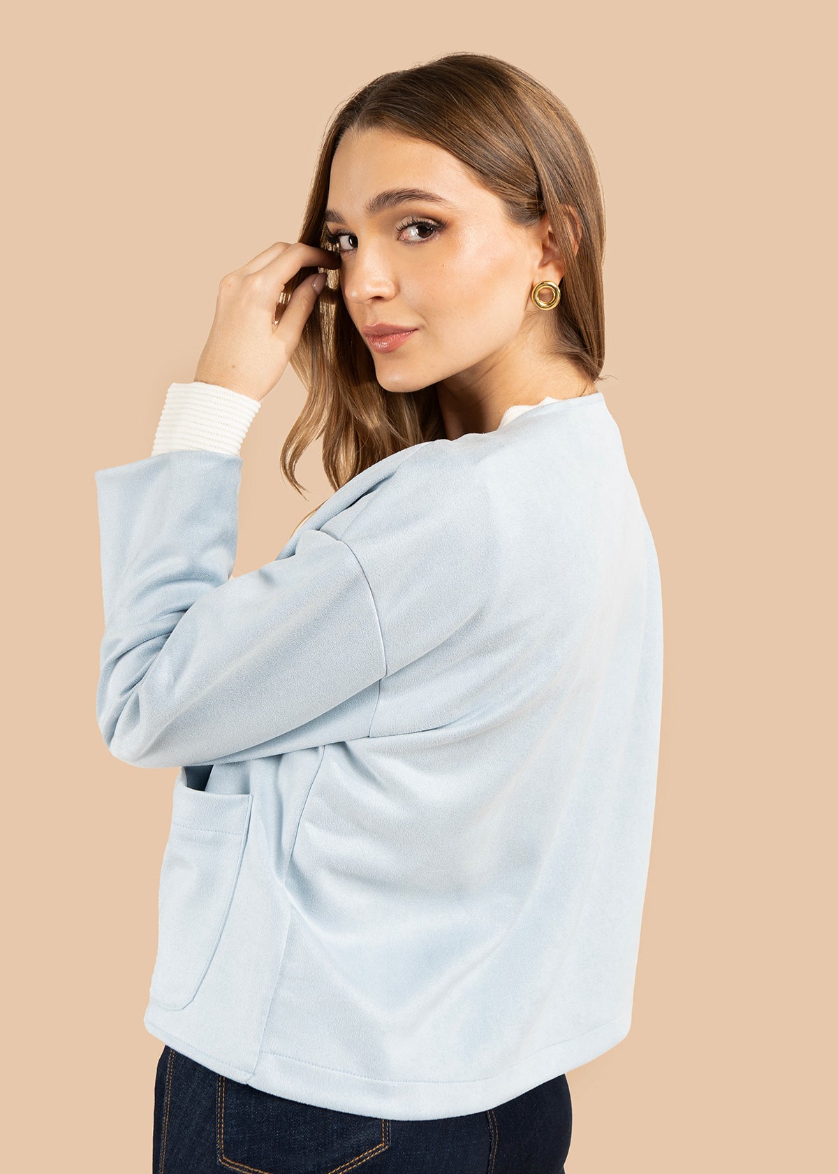 Chaqueta color azul con botones efecto carey 105835