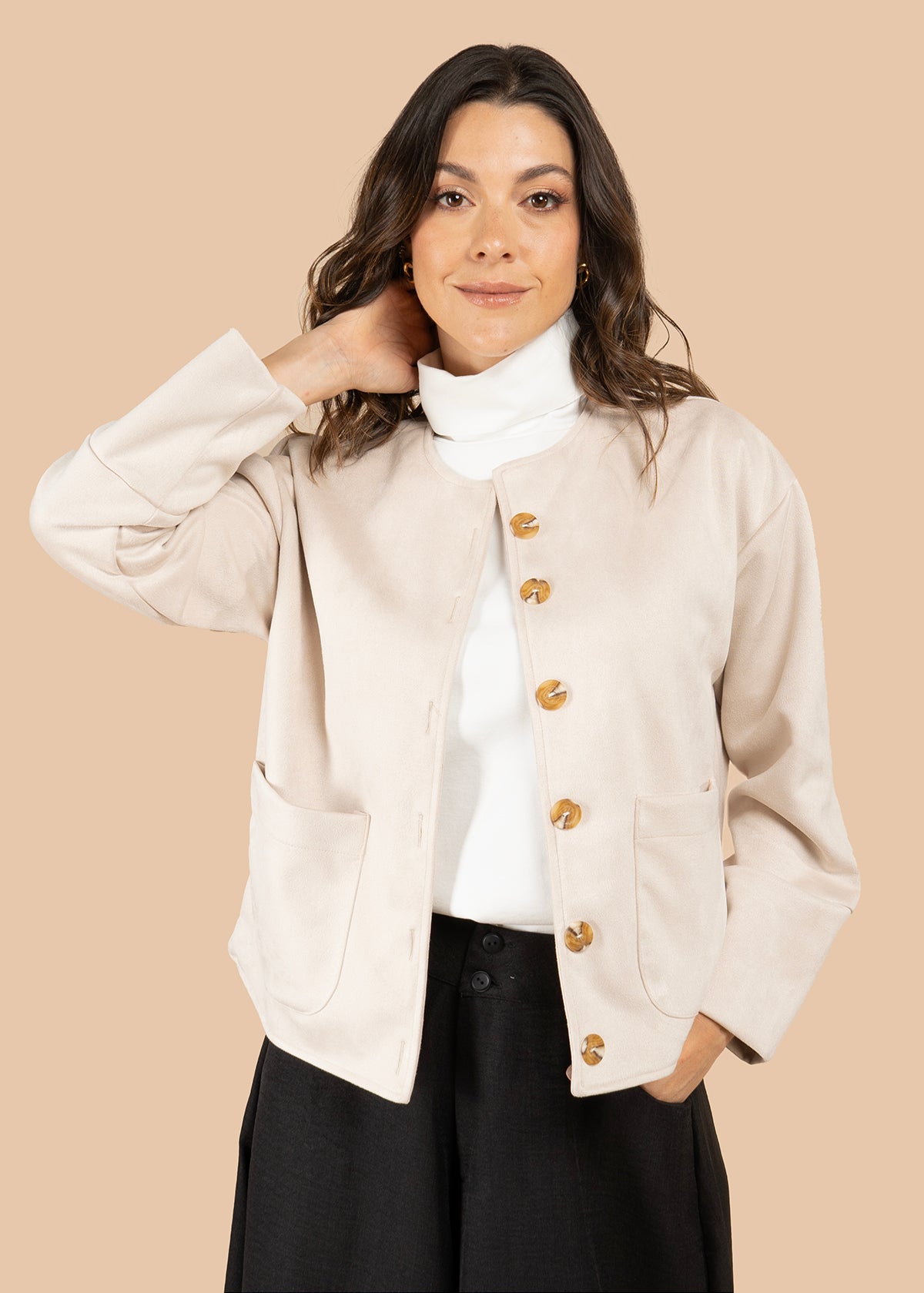 Chaqueta color beige con botones efecto carey 105835