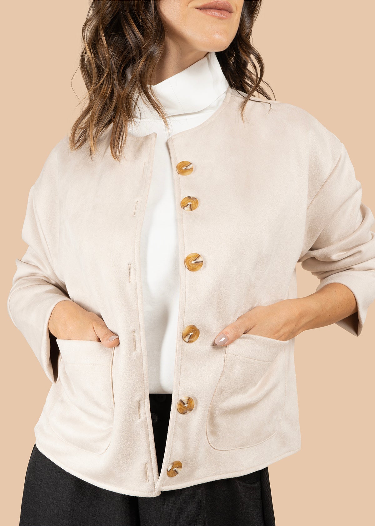 Chaqueta color beige con botones efecto carey 105835