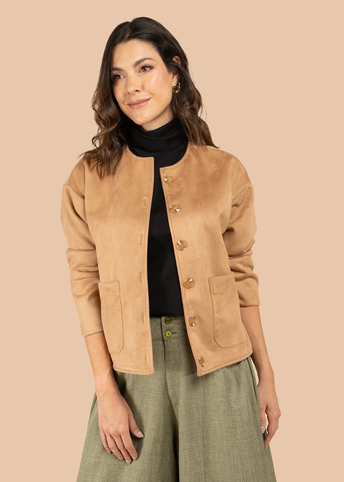 Chaqueta color camel con botones efecto carey 105835