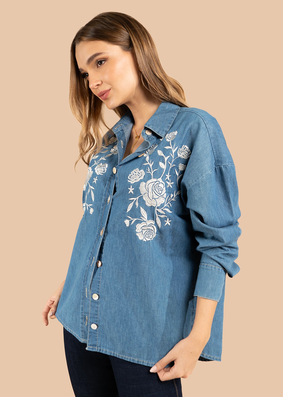 Blusa color azul con bordado floral blanco y botones 105836