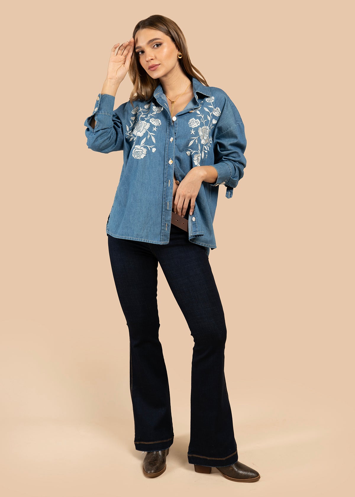 Blusa color azul con bordado floral blanco y botones 105836
