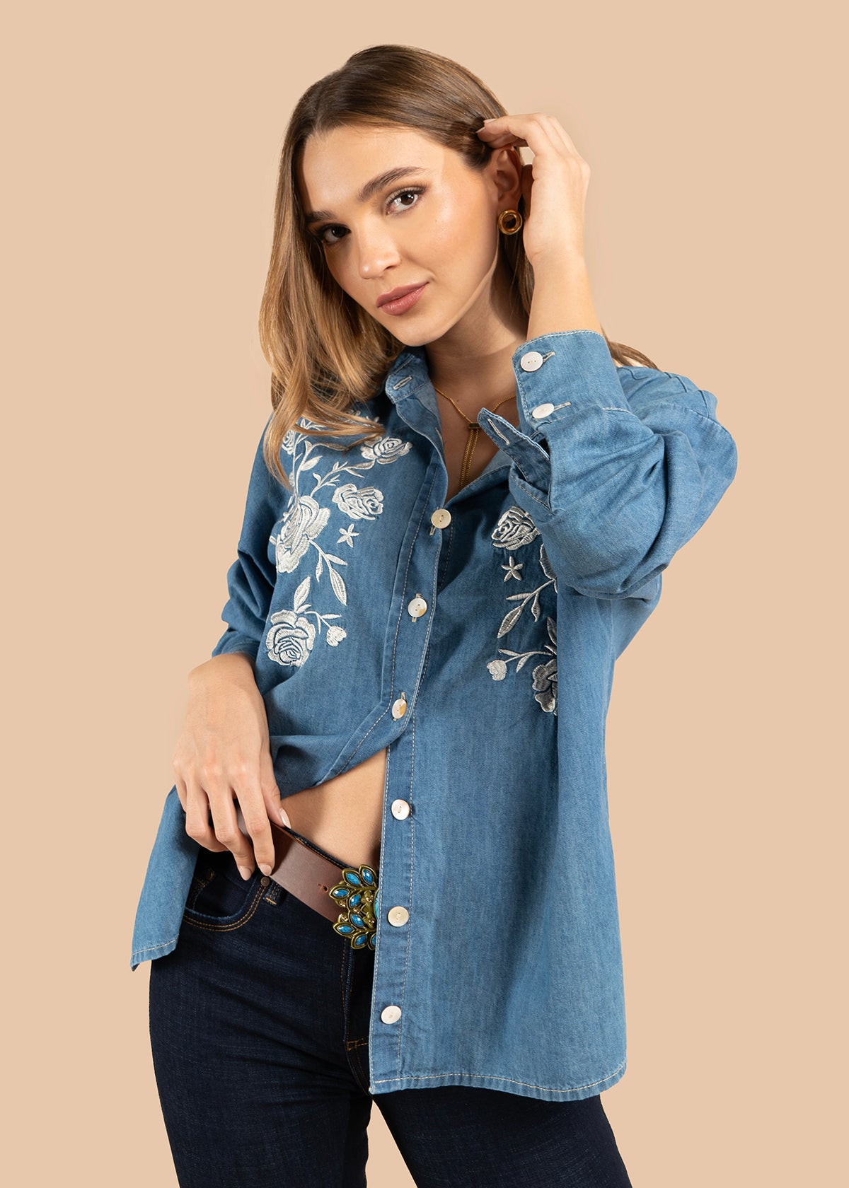 Blusa color azul con bordado floral blanco y botones 105836