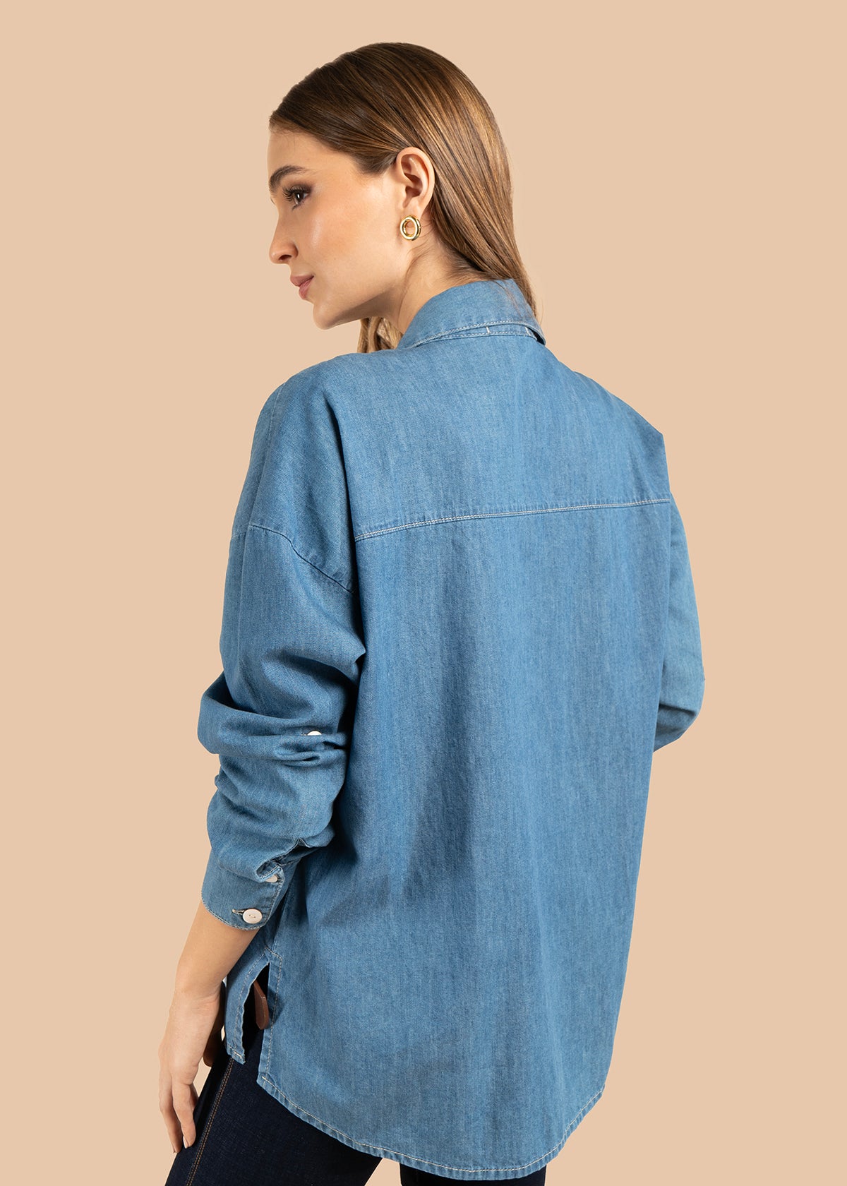 Blusa color azul con bordado floral blanco y botones 105836