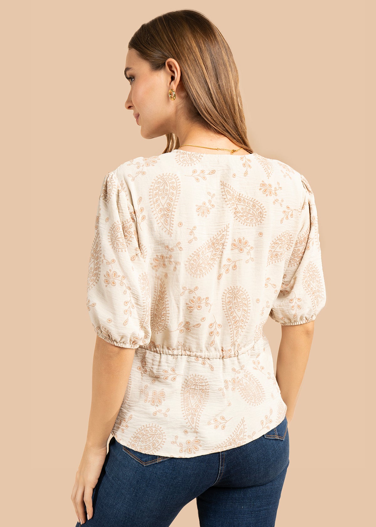 Blusa color beige con diseño floral y cordón con borlas 105837