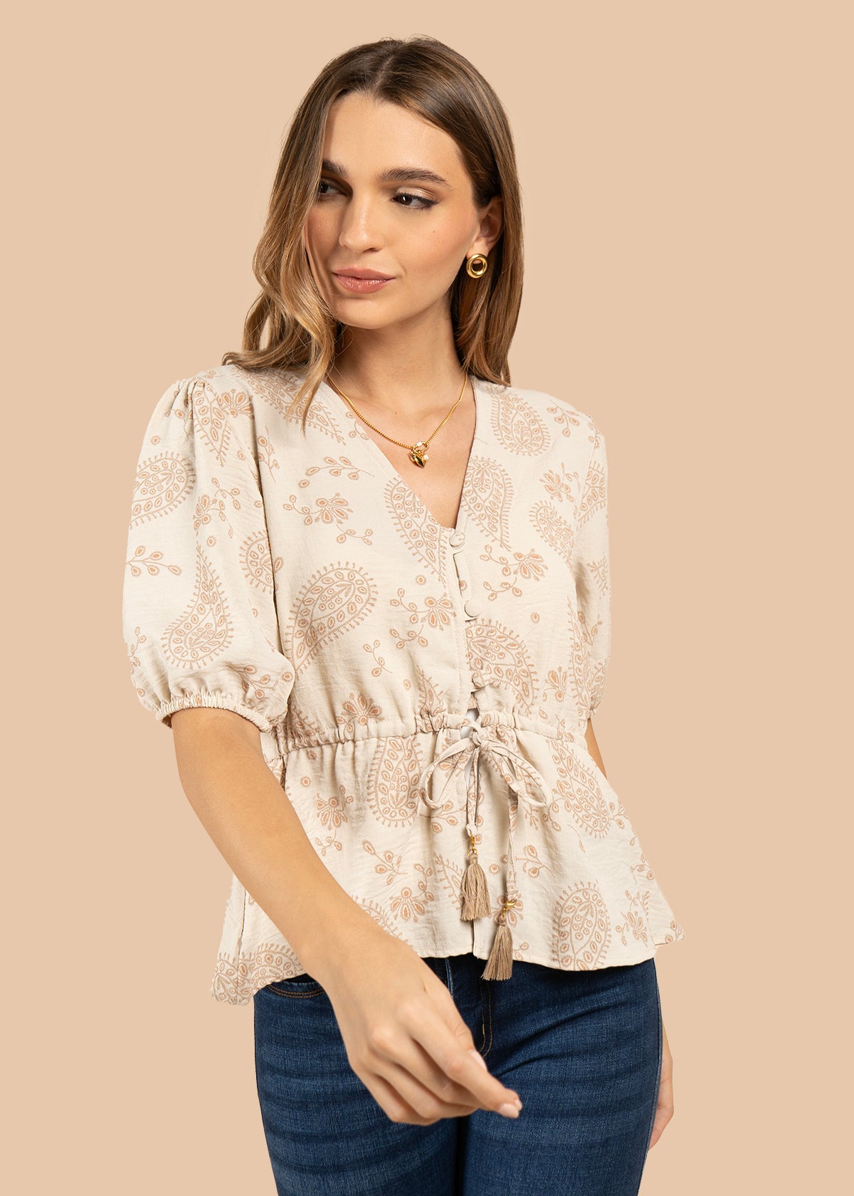 Blusa color beige con diseño floral y cordón con borlas 105837