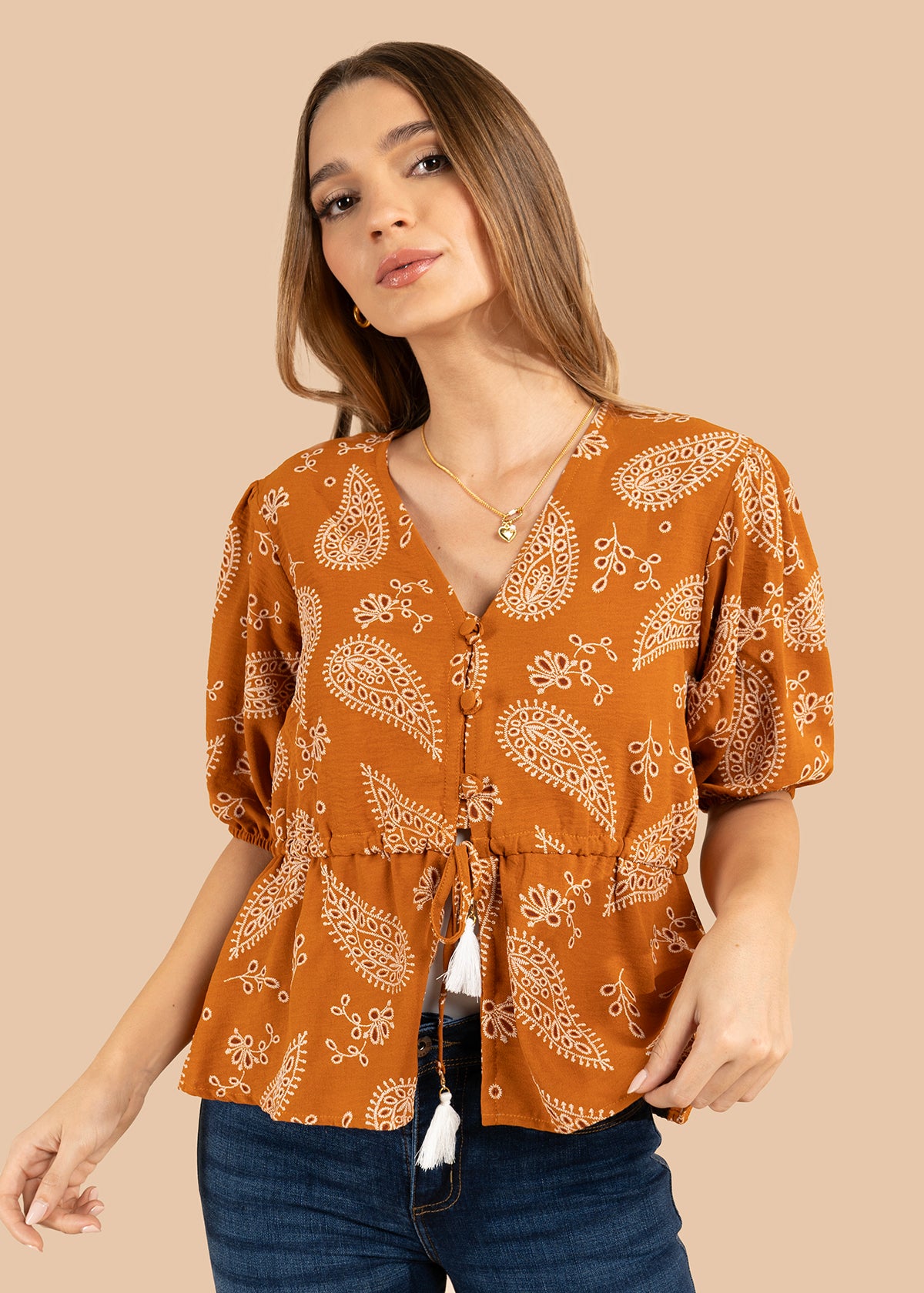 Blusa color terracota con diseño floral y cordón con borlas 105837