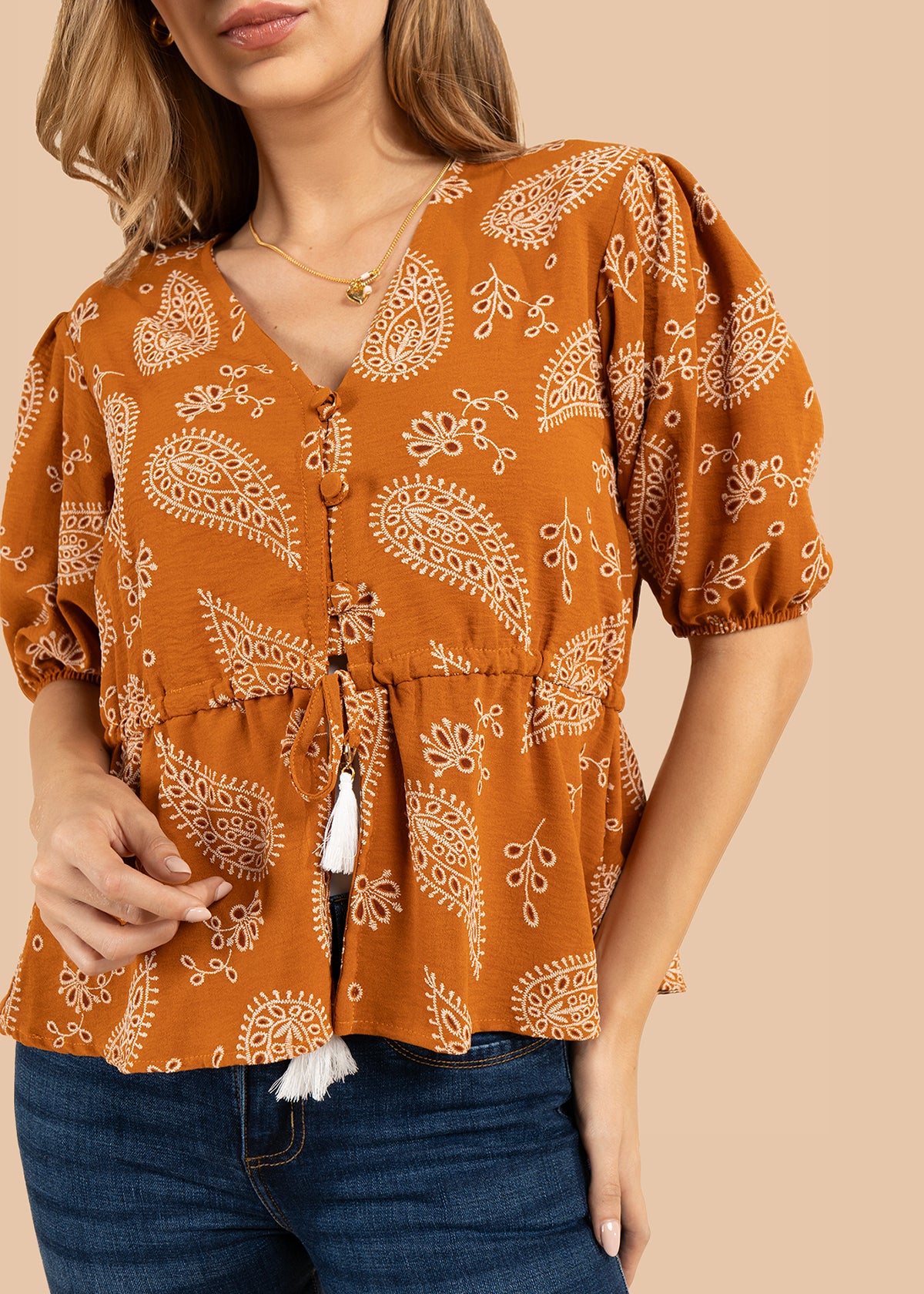 Blusa color terracota con diseño floral y cordón con borlas 105837