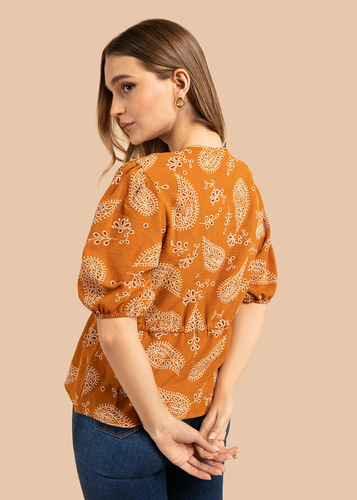 Blusa color terracota con diseño floral y cordón con borlas 105837