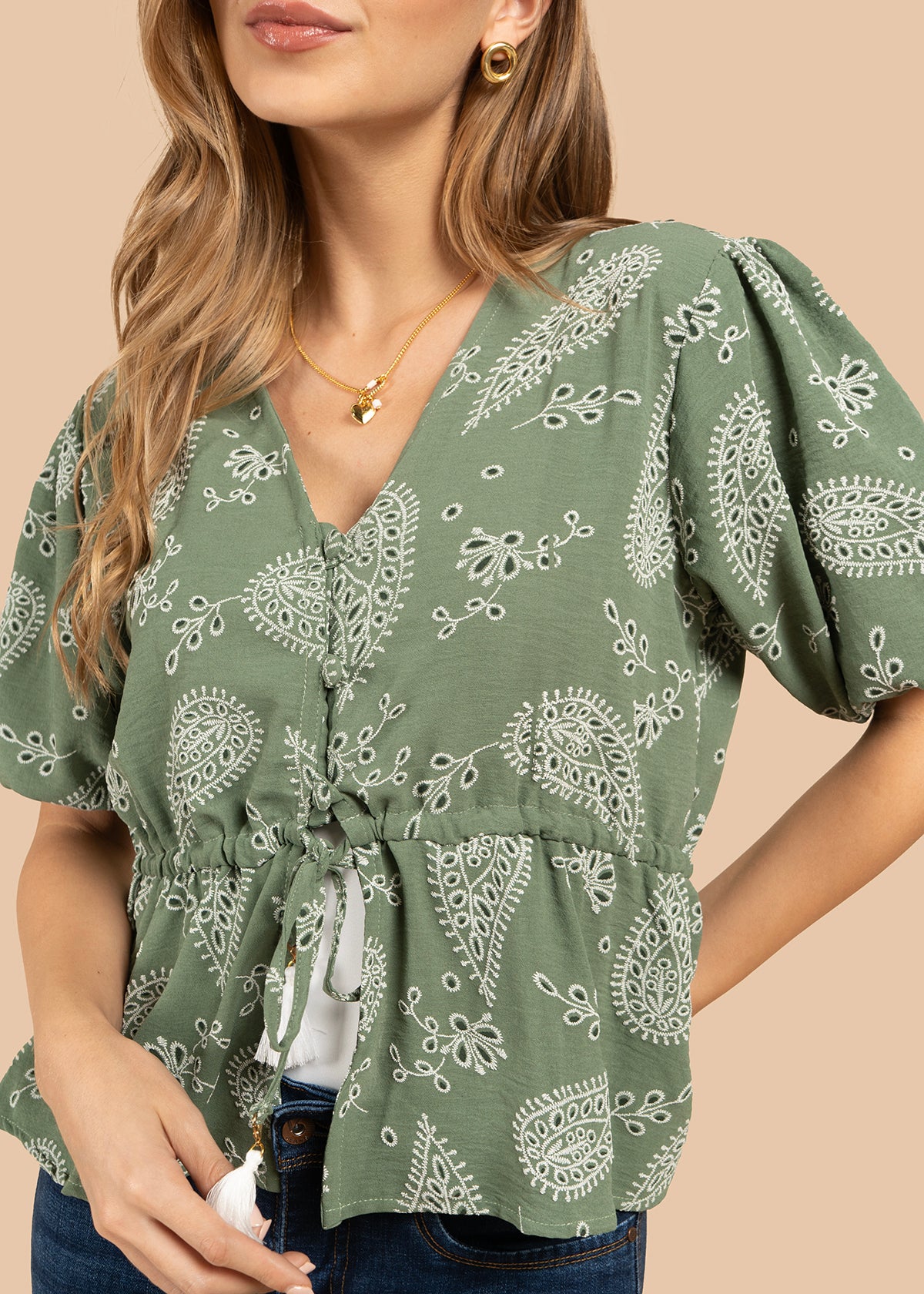 Blusa color verde con diseño floral y cordón con borlas 105837
