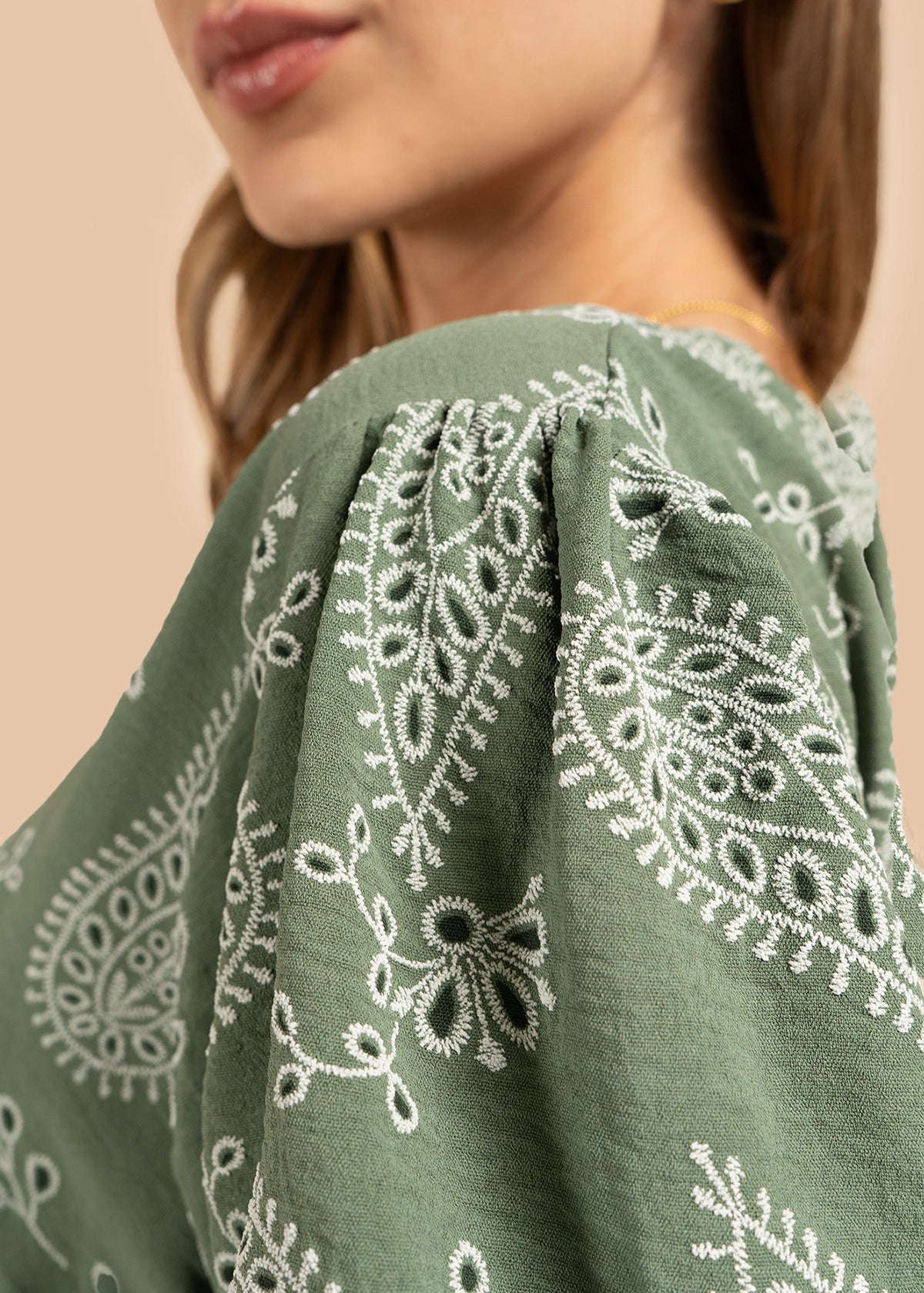 Blusa color verde con diseño floral y cordón con borlas 105837