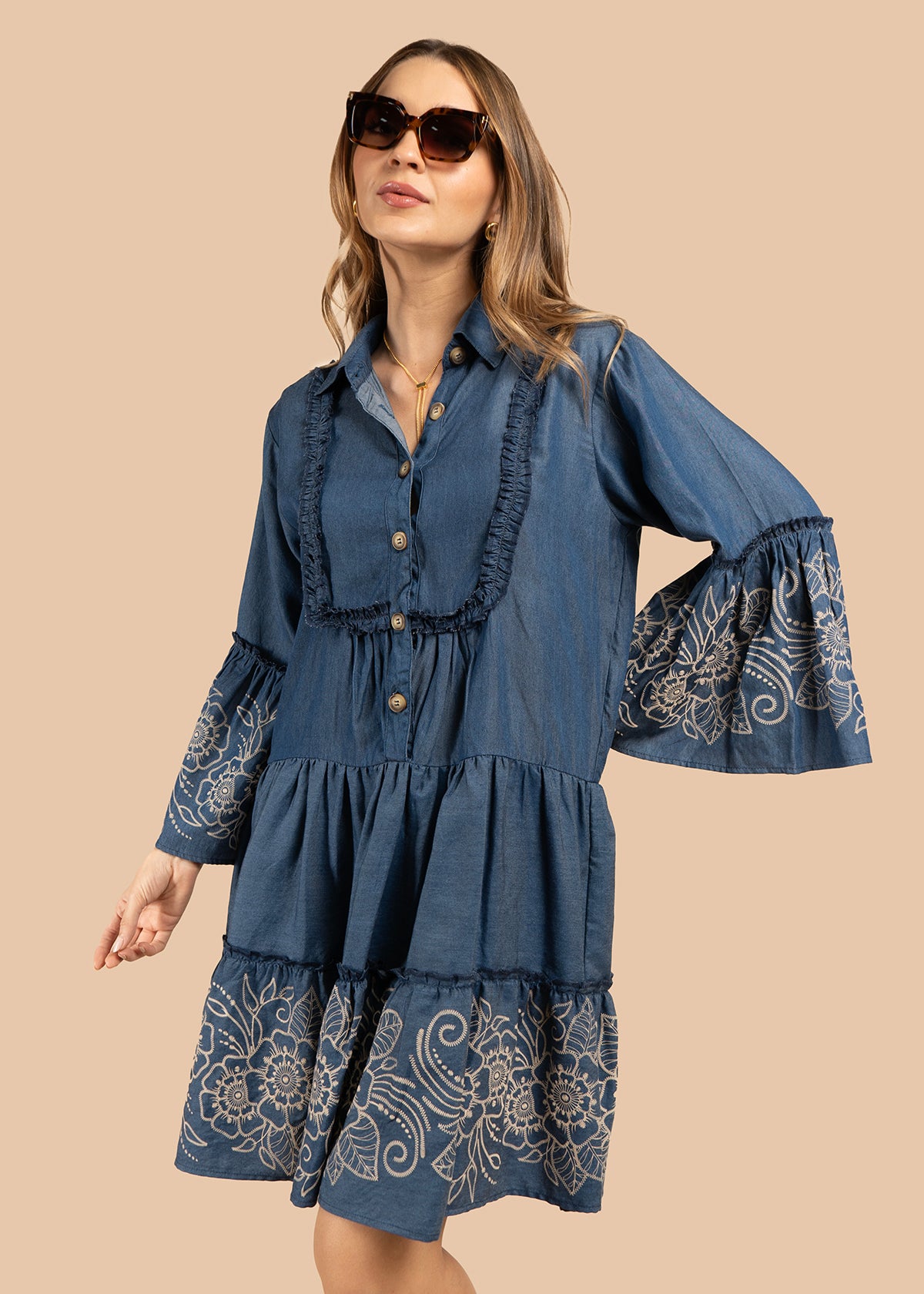 Vestido color azul con bordado floral y mangas acampanadas 105838
