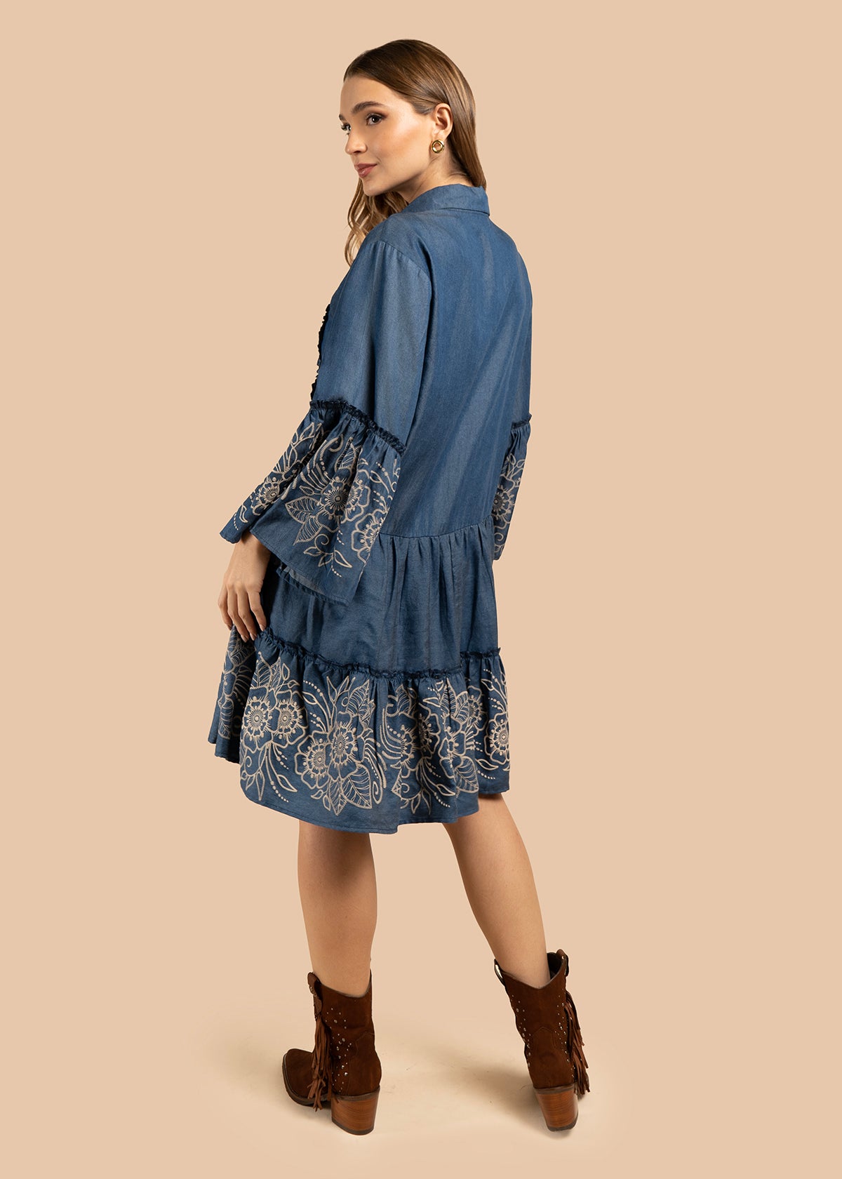 Vestido color azul con bordado floral y mangas acampanadas 105838