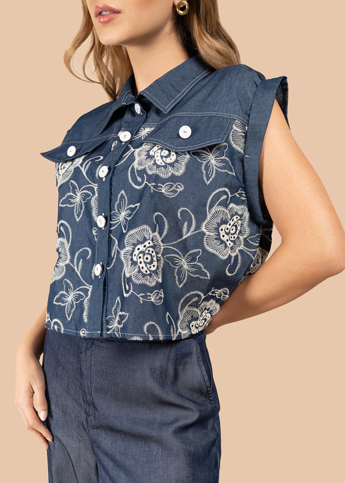 Blusa color azul oscuro con bordado floral y botones blancos 105839