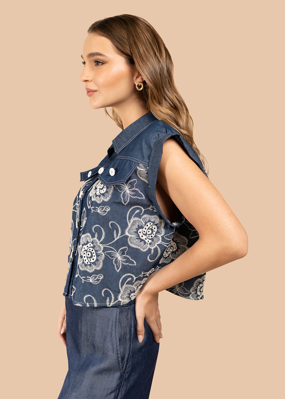 Blusa color azul oscuro con bordado floral y botones blancos 105839