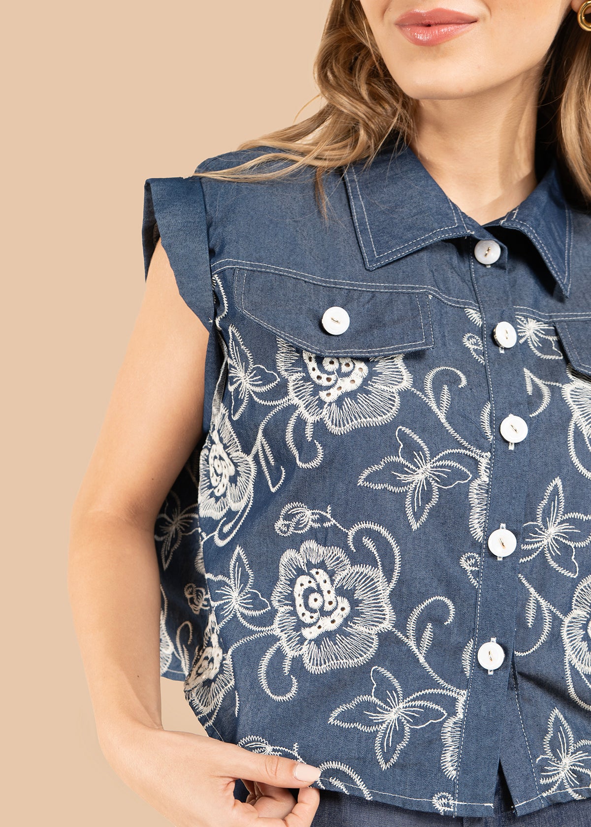 Blusa color azul oscuro con bordado floral y botones blancos 105839