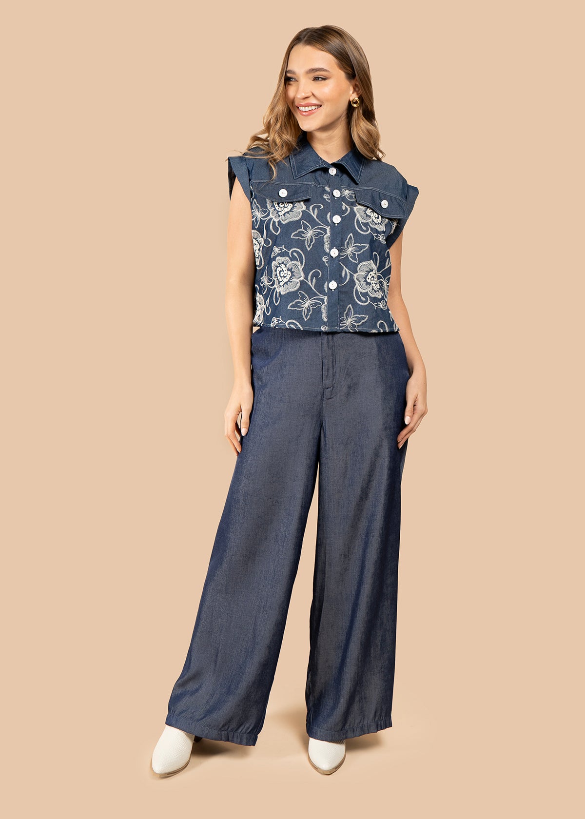 Blusa color azul oscuro con bordado floral y botones blancos 105839