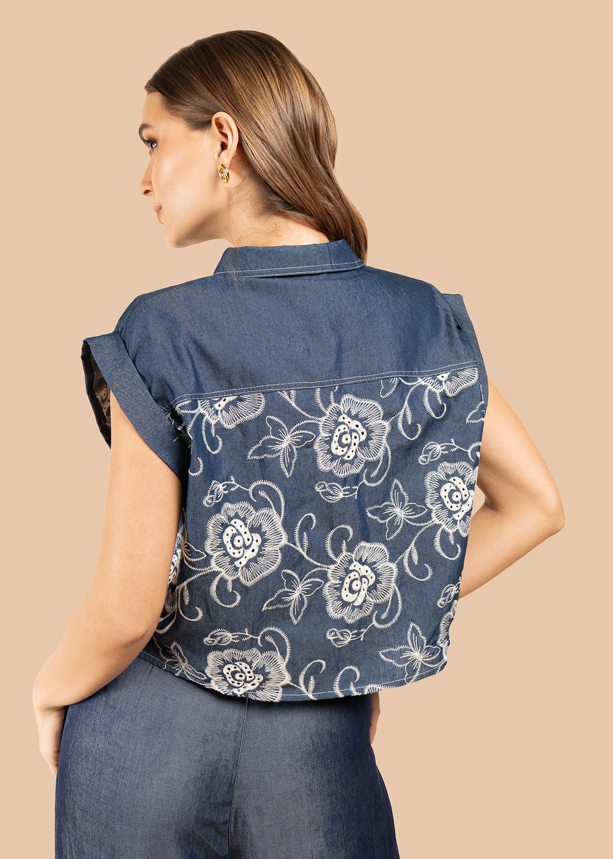 Blusa color azul oscuro con bordado floral y botones blancos 105839