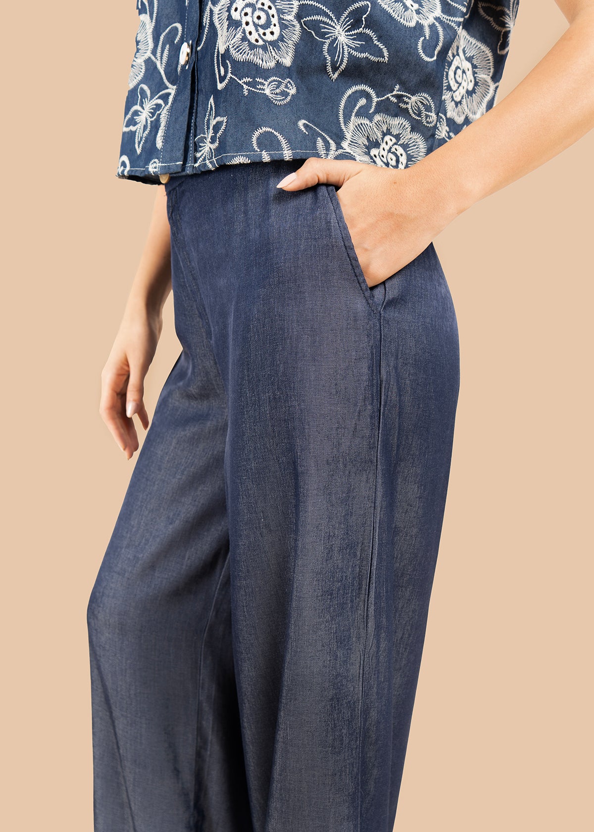 Pantalón color azul oscuro con bota ancha y tiro alto 105840