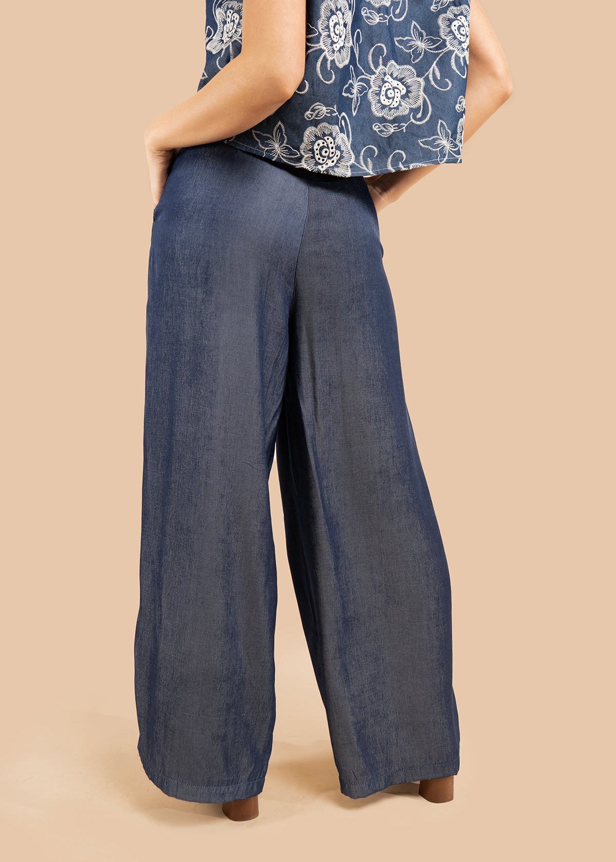 Pantalón color azul oscuro con bota ancha y tiro alto 105840