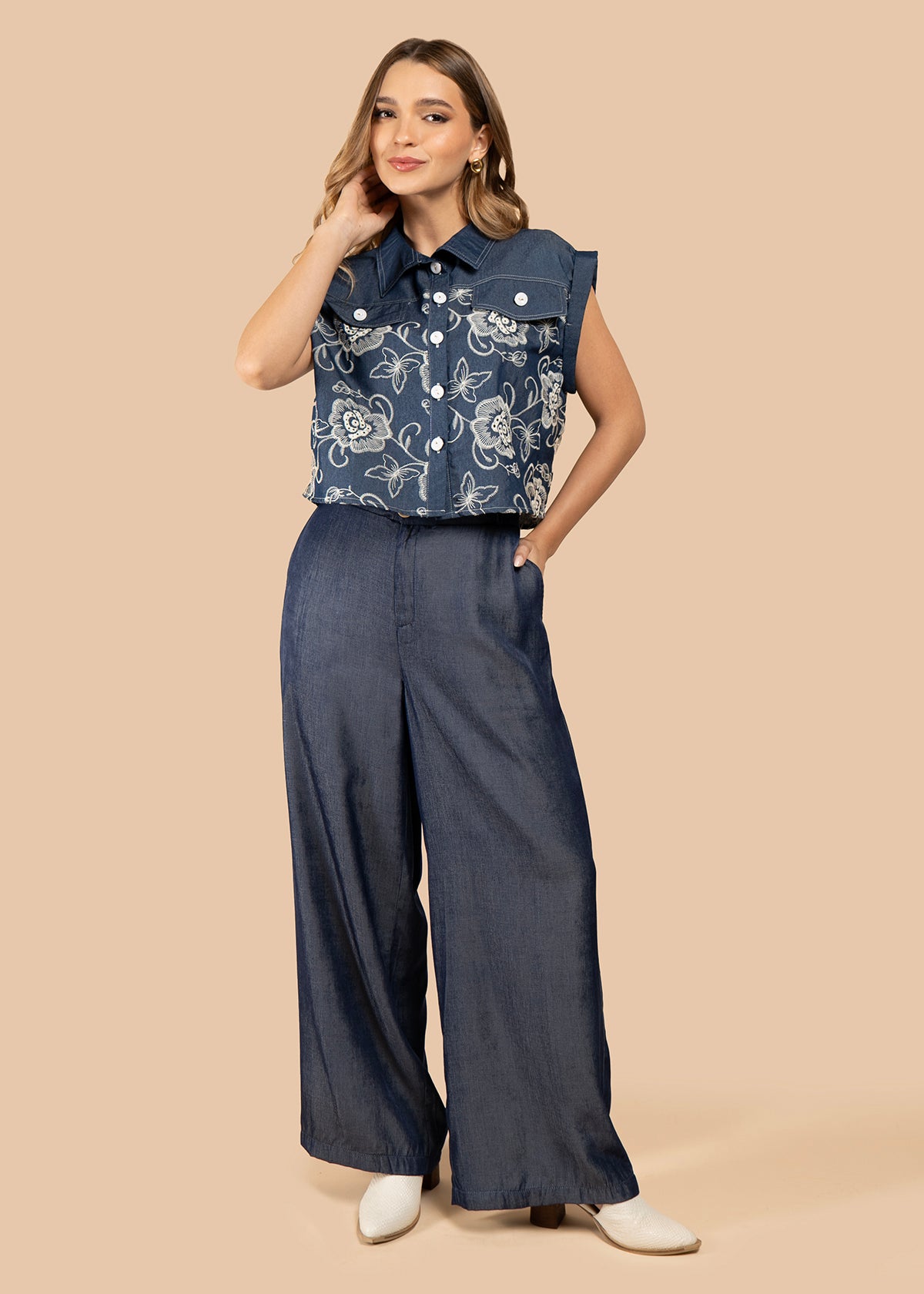 Pantalón color azul oscuro con bota ancha y tiro alto 105840