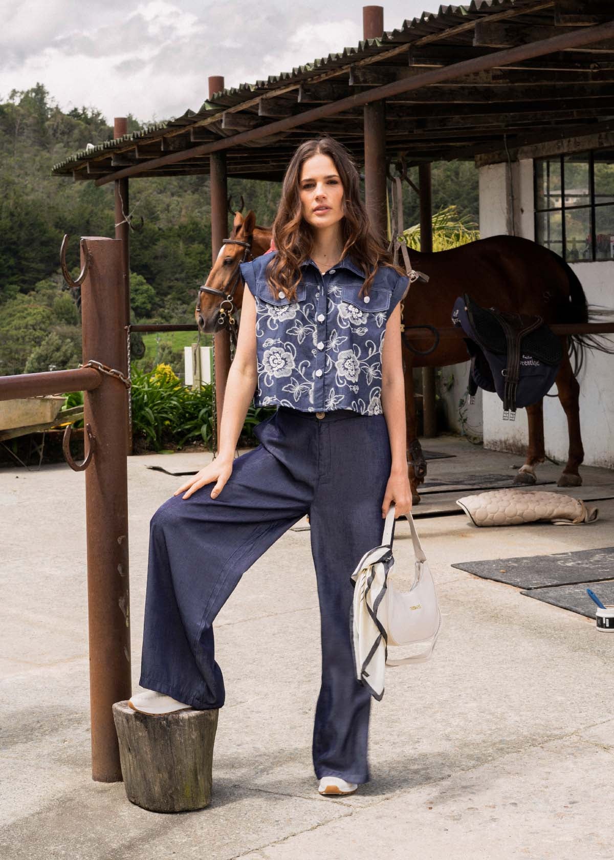 Pantalón color azul oscuro con bota ancha y tiro alto 105840