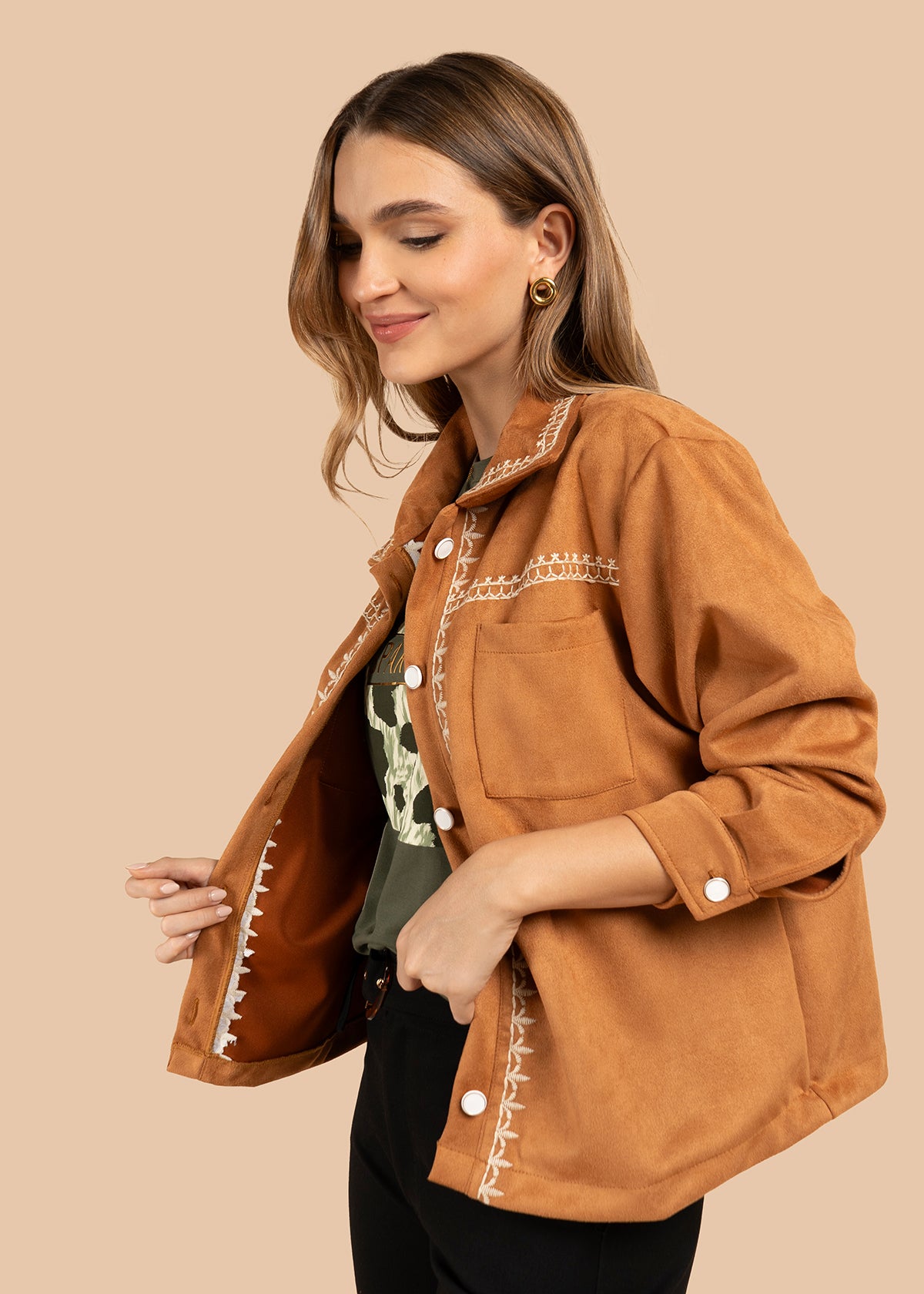 Chaqueta color miel con bolsillos frontales y bordado negro 105841