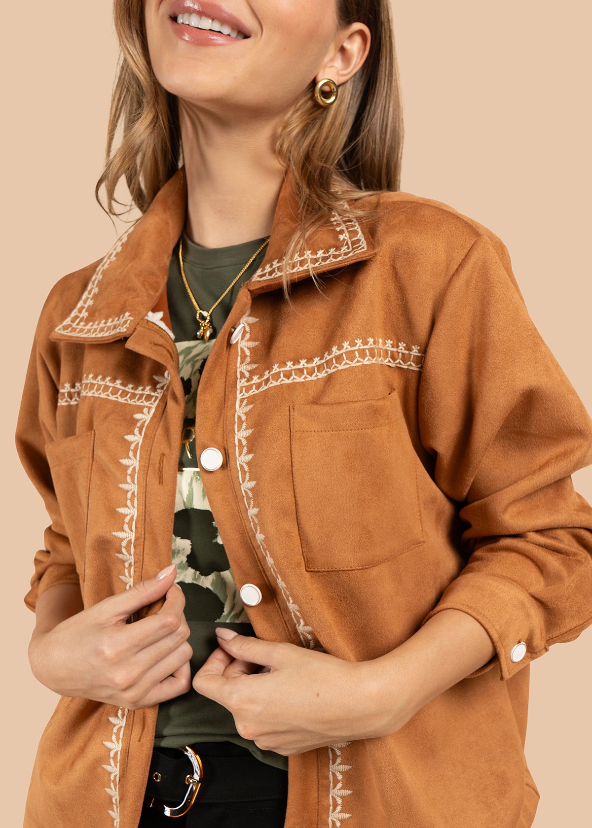 Chaqueta color miel con bolsillos frontales y bordado negro 105841