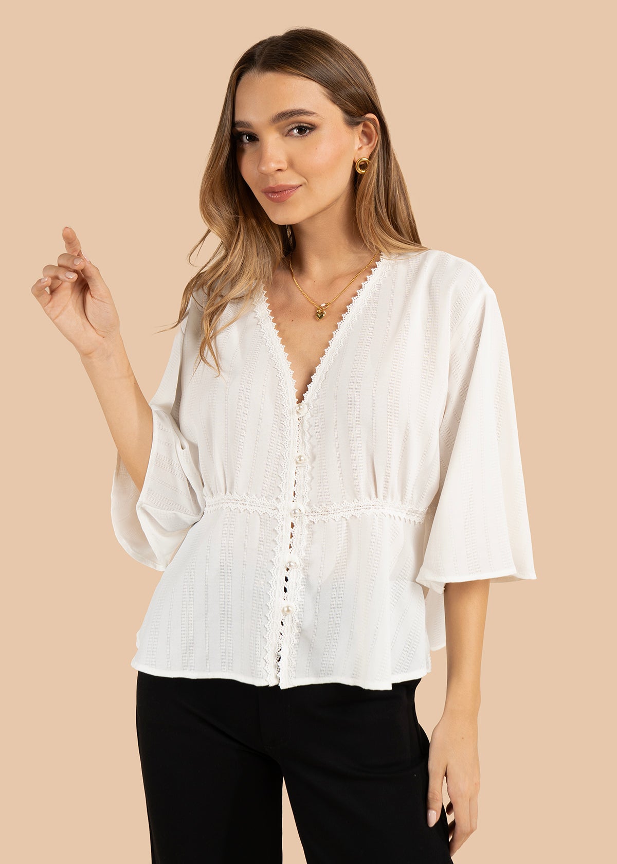 Blusa color blanco con cuello en V 105842