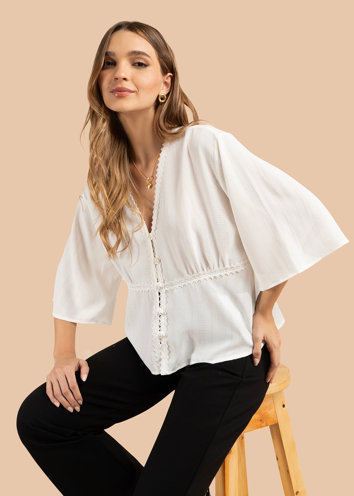 Blusa color blanco con cuello en V 105842