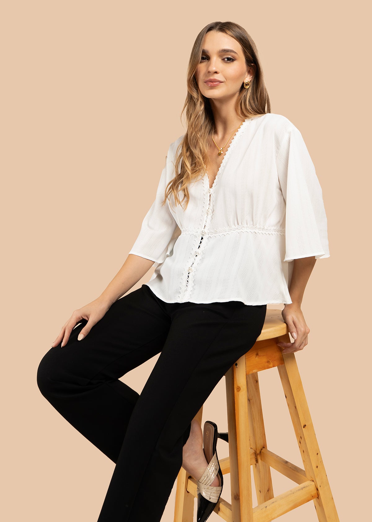 Blusa color blanco con cuello en V 105842