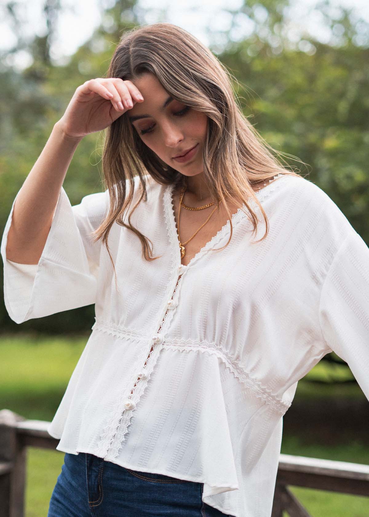 Blusa color blanco con cuello en V 105842