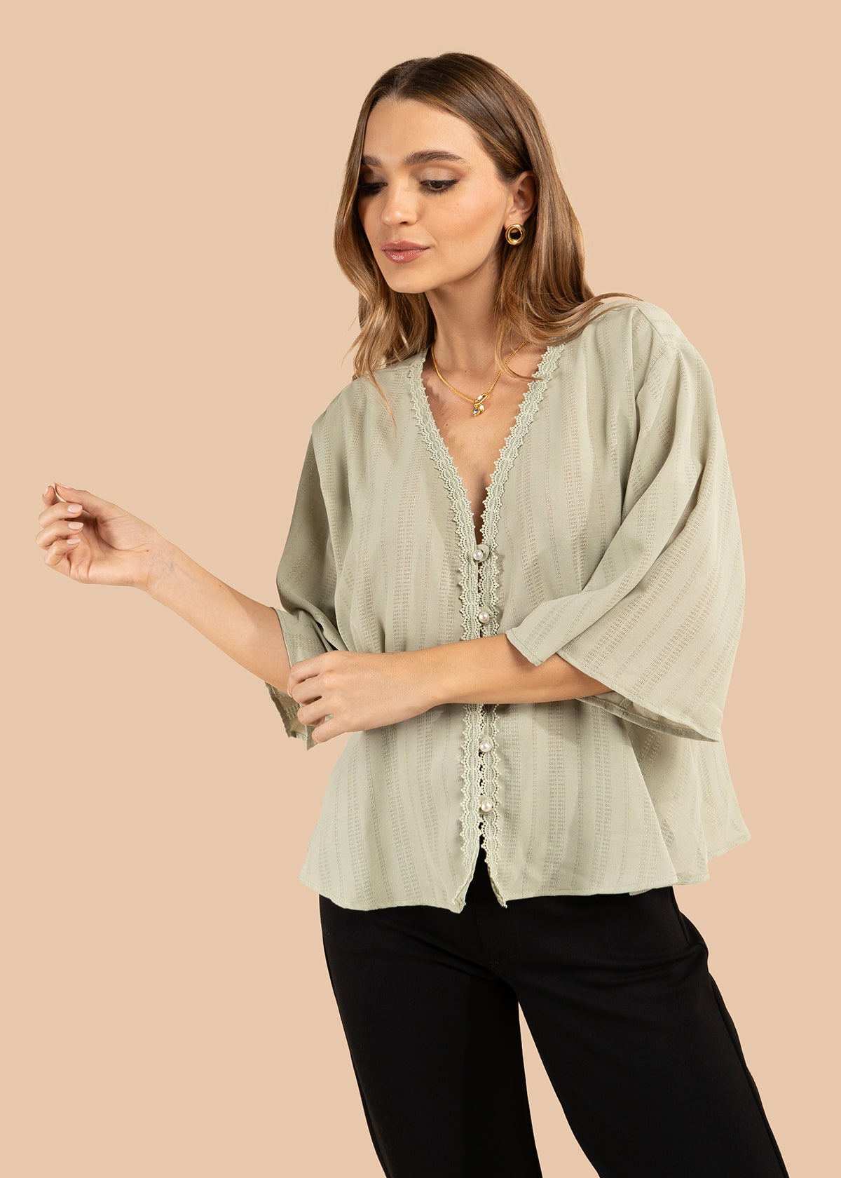 Blusa color verde con cuello en V 105842