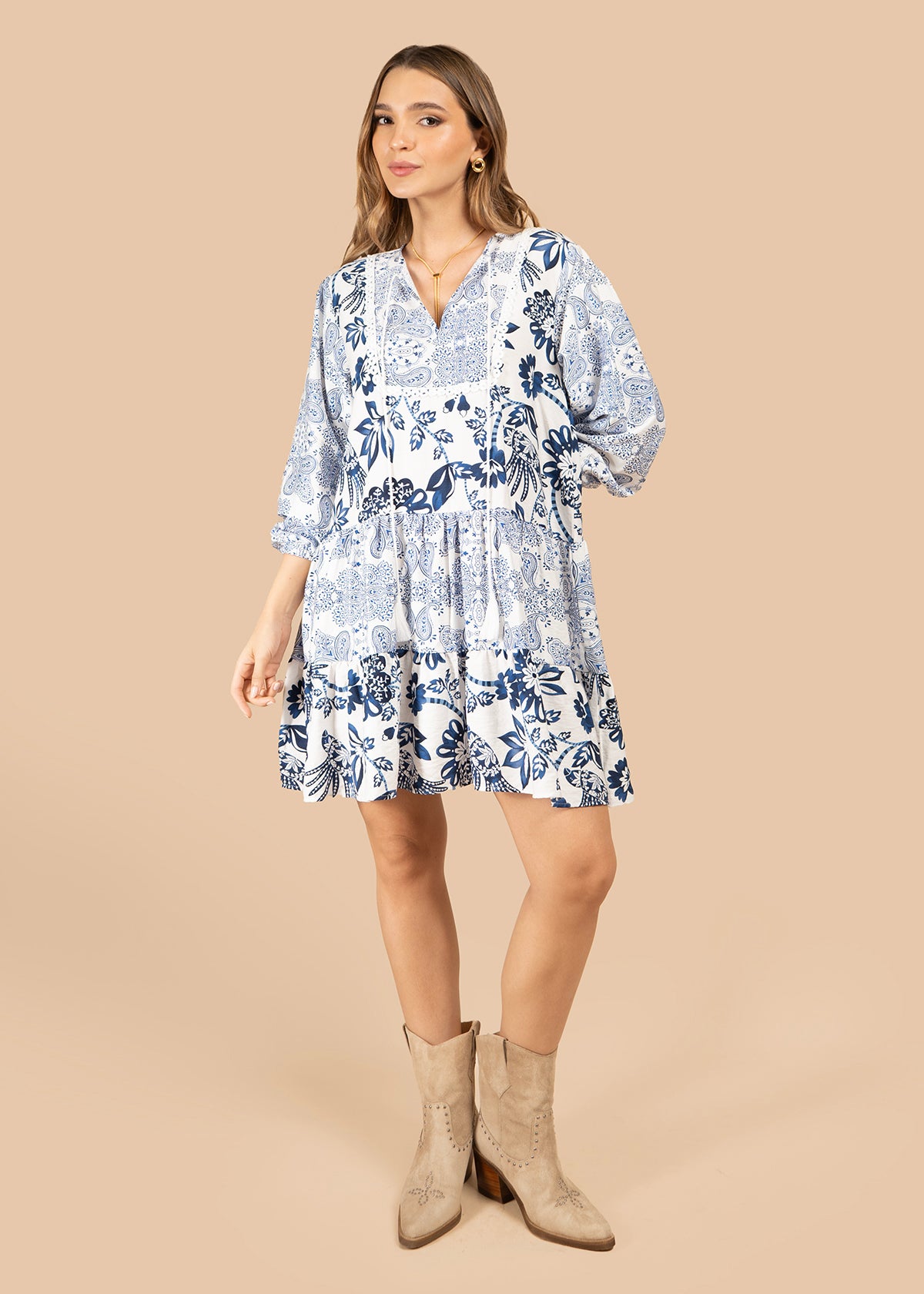 Vestido corto color azul con motivos florales y cuello en v 105843