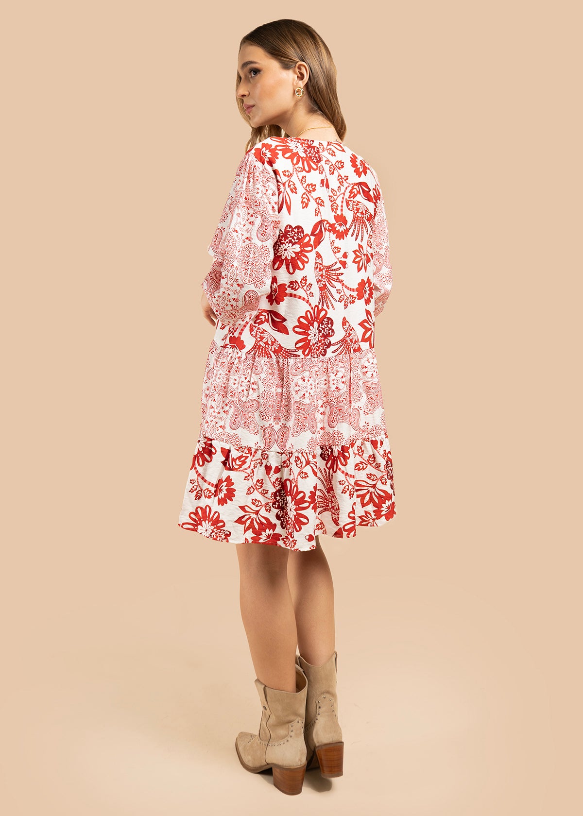 Vestido corto color rojo con motivos florales y cuello en v 105843