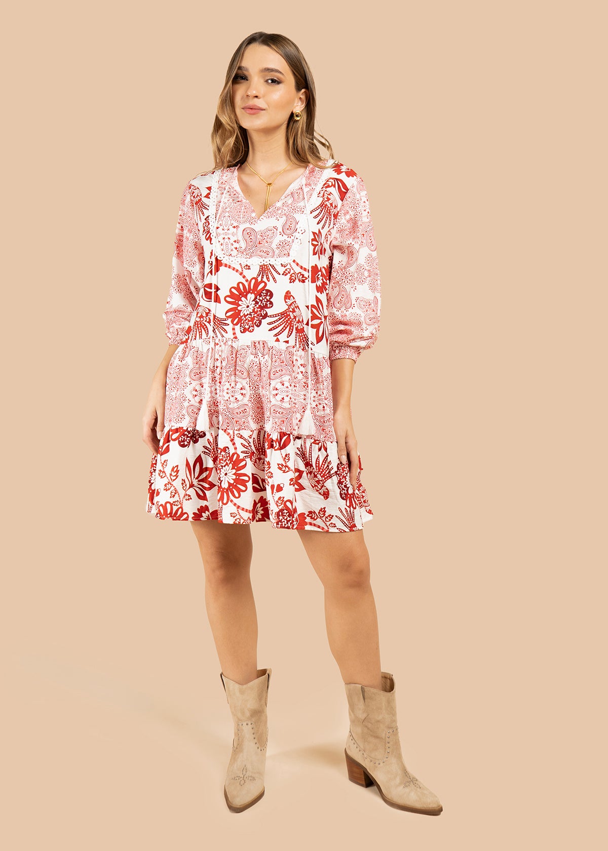 Vestido corto color rojo con motivos florales y cuello en v 105843