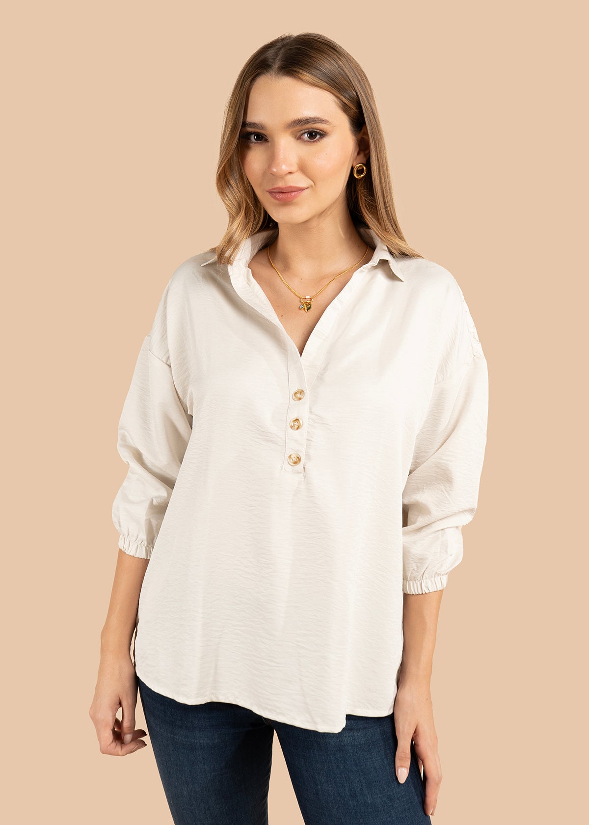 Blusa color beige con botones y corte amplio 105844