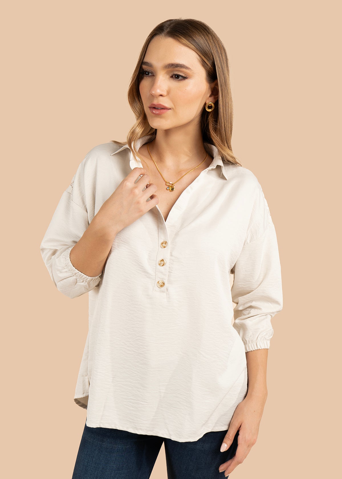 Blusa color beige con botones y corte amplio 105844