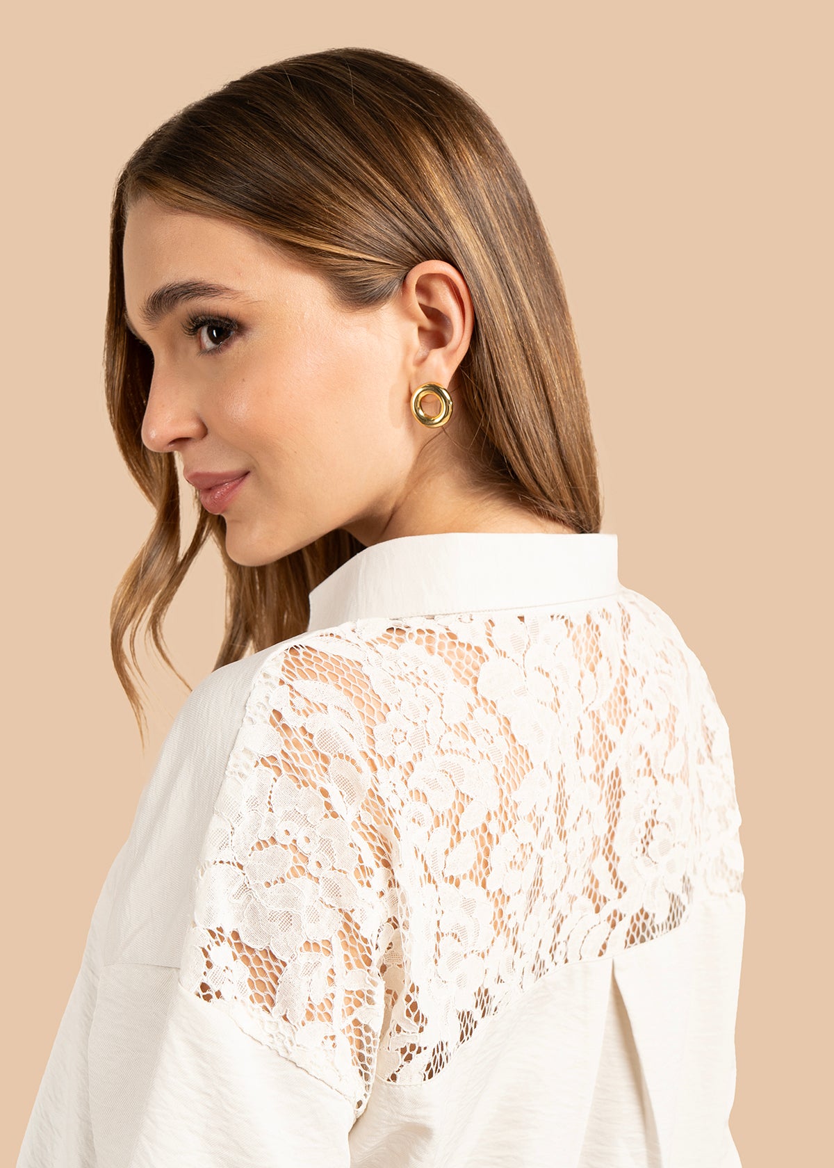 Blusa color beige con botones y corte amplio 105844