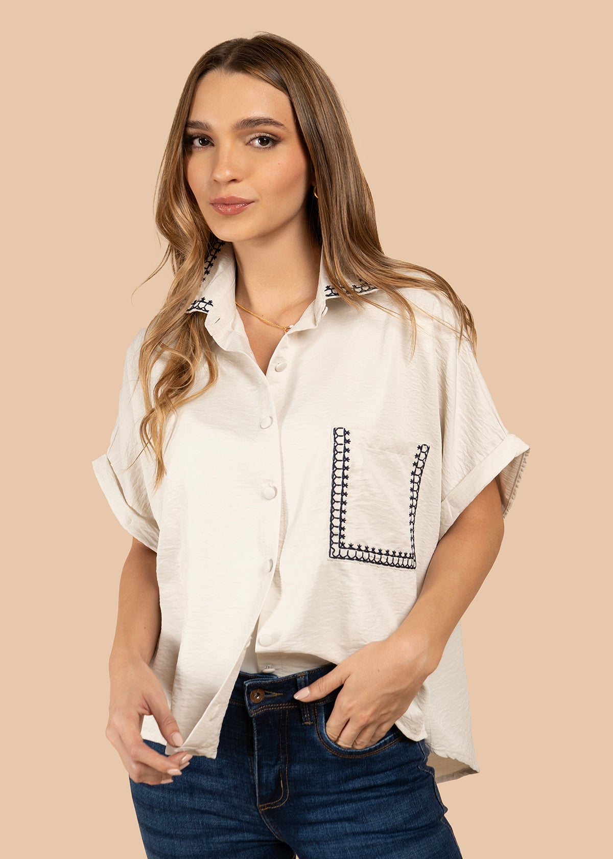 Blusa color beige con bordado en cuello y bolsillo 105845