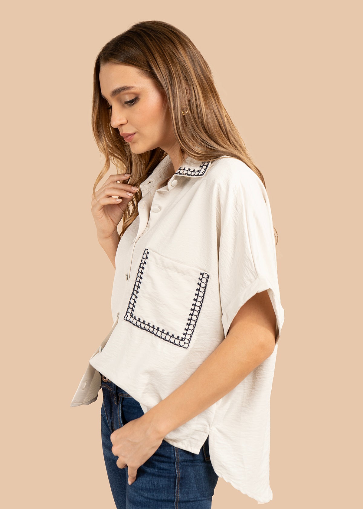Blusa color beige con bordado en cuello y bolsillo 105845