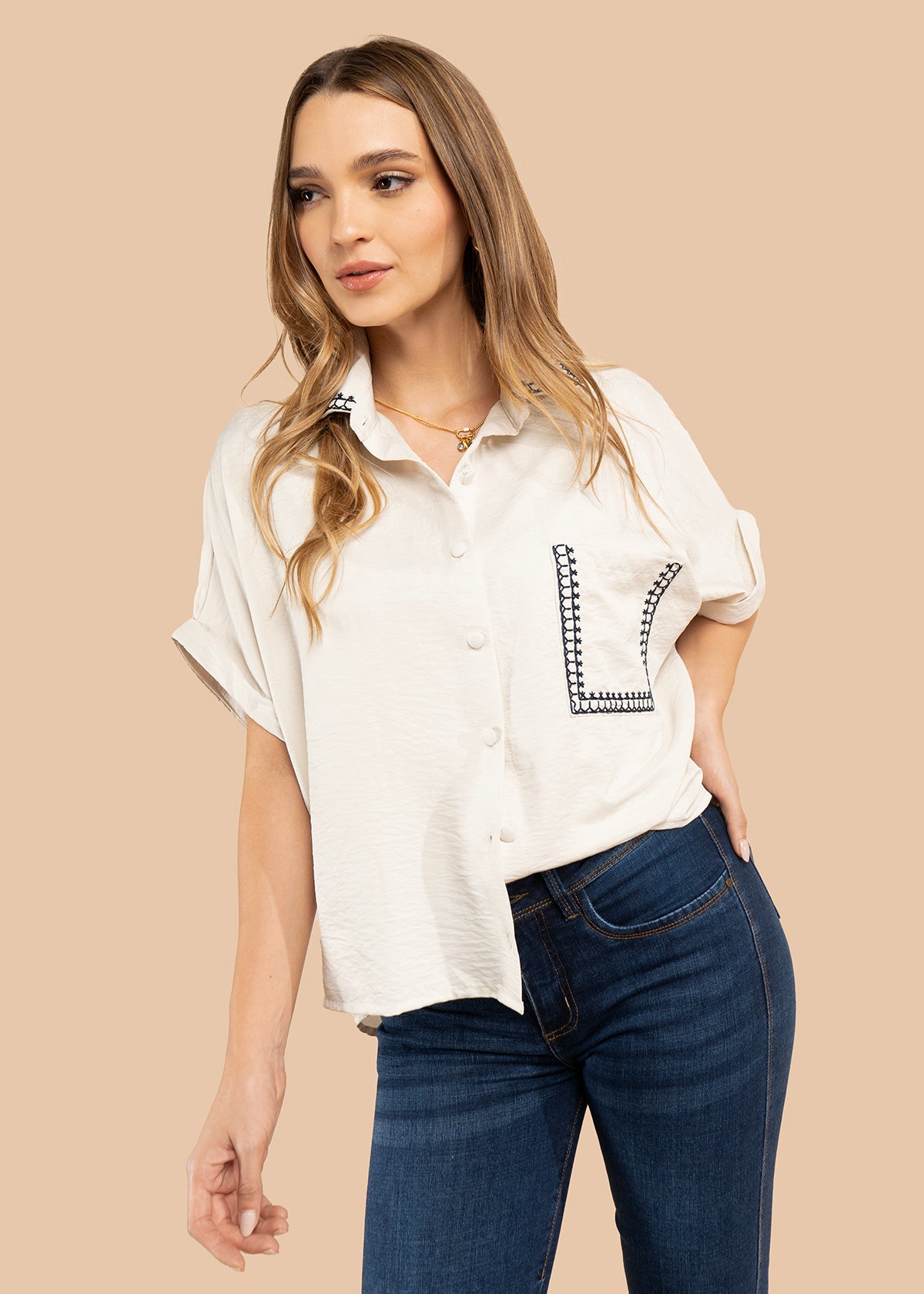 Blusa color beige con bordado en cuello y bolsillo 105845