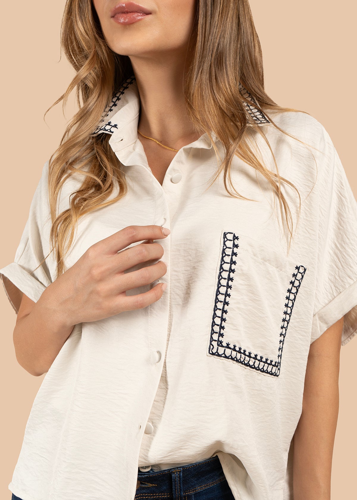 Blusa color beige con bordado en cuello y bolsillo 105845