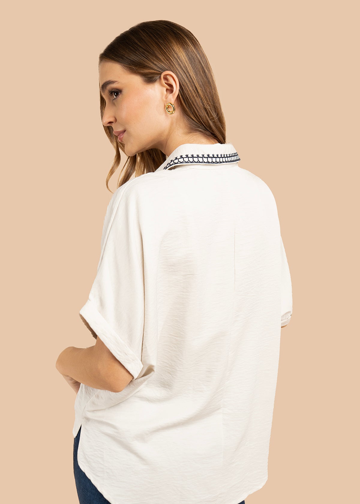 Blusa color beige con bordado en cuello y bolsillo 105845