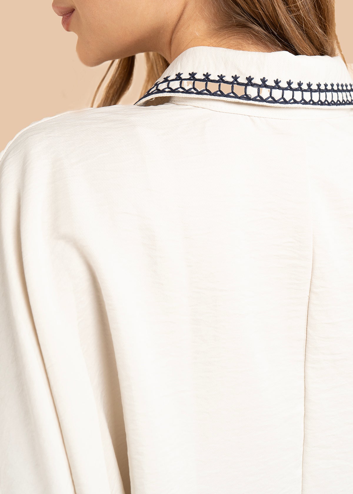 Blusa color beige con bordado en cuello y bolsillo 105845