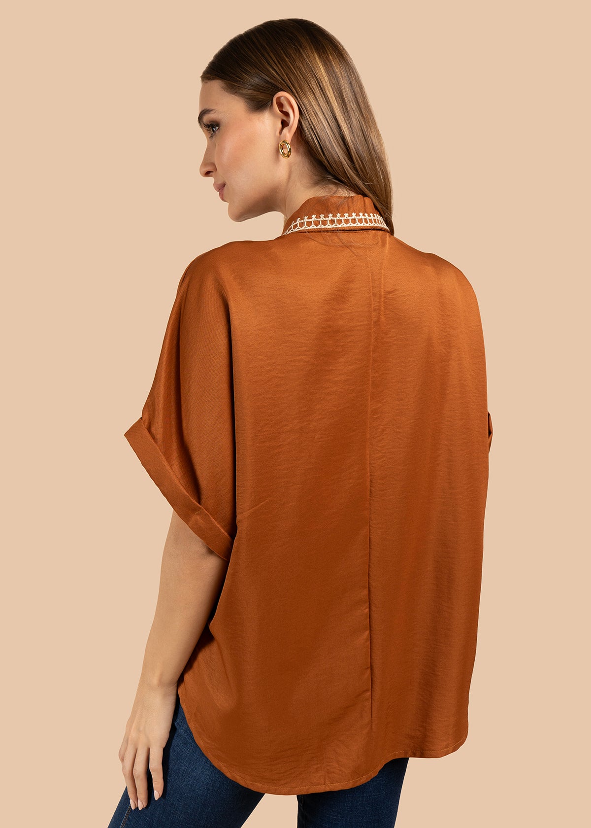 Blusa color terracota con bordado en cuello y bolsillo 105845