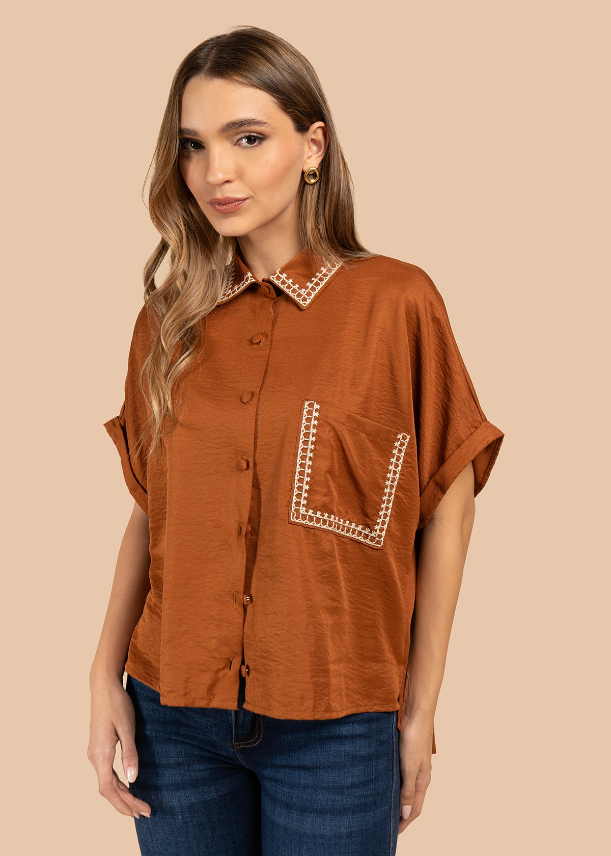 Blusa color terracota con bordado en cuello y bolsillo 105845