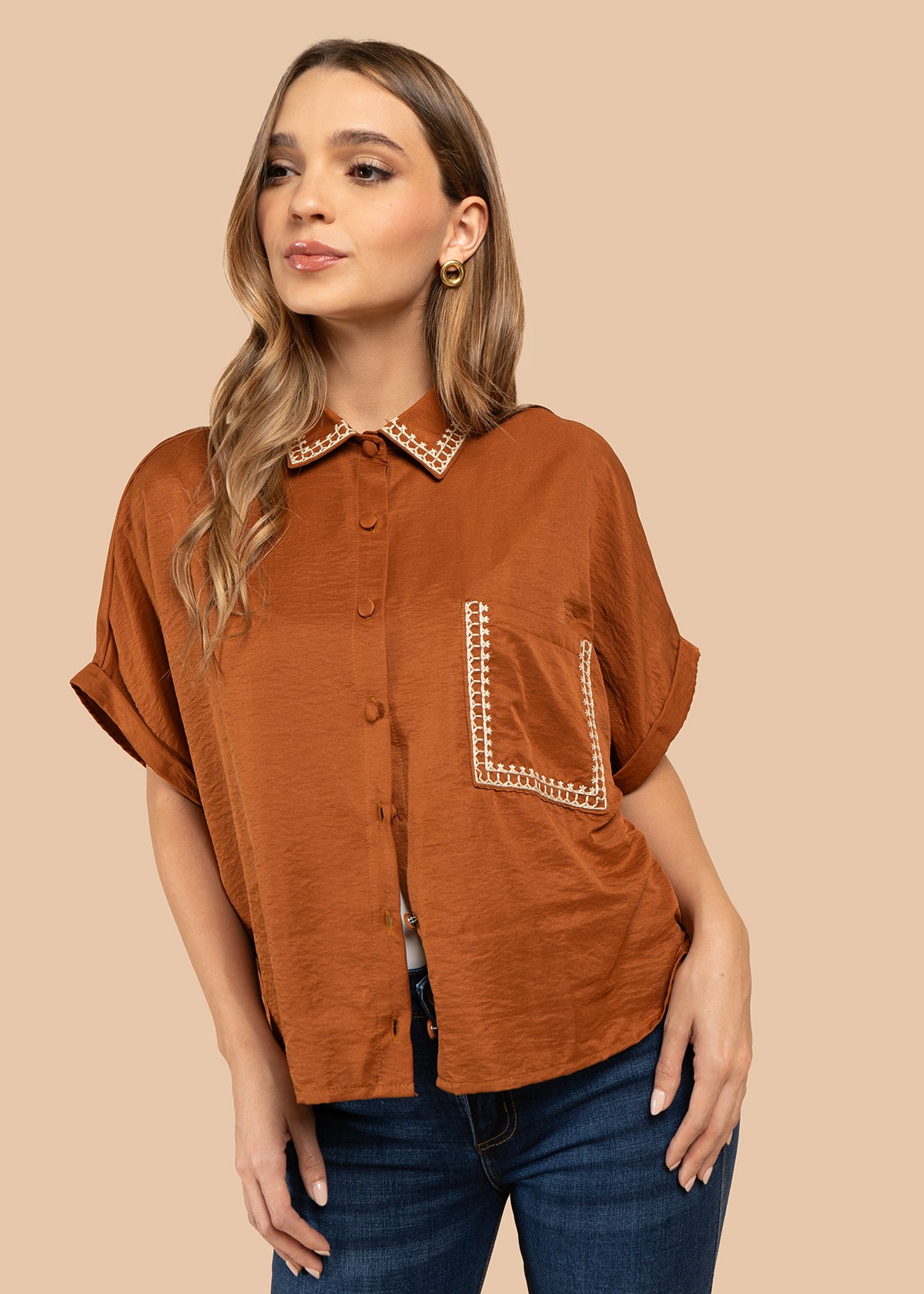 Blusa color terracota con bordado en cuello y bolsillo 105845